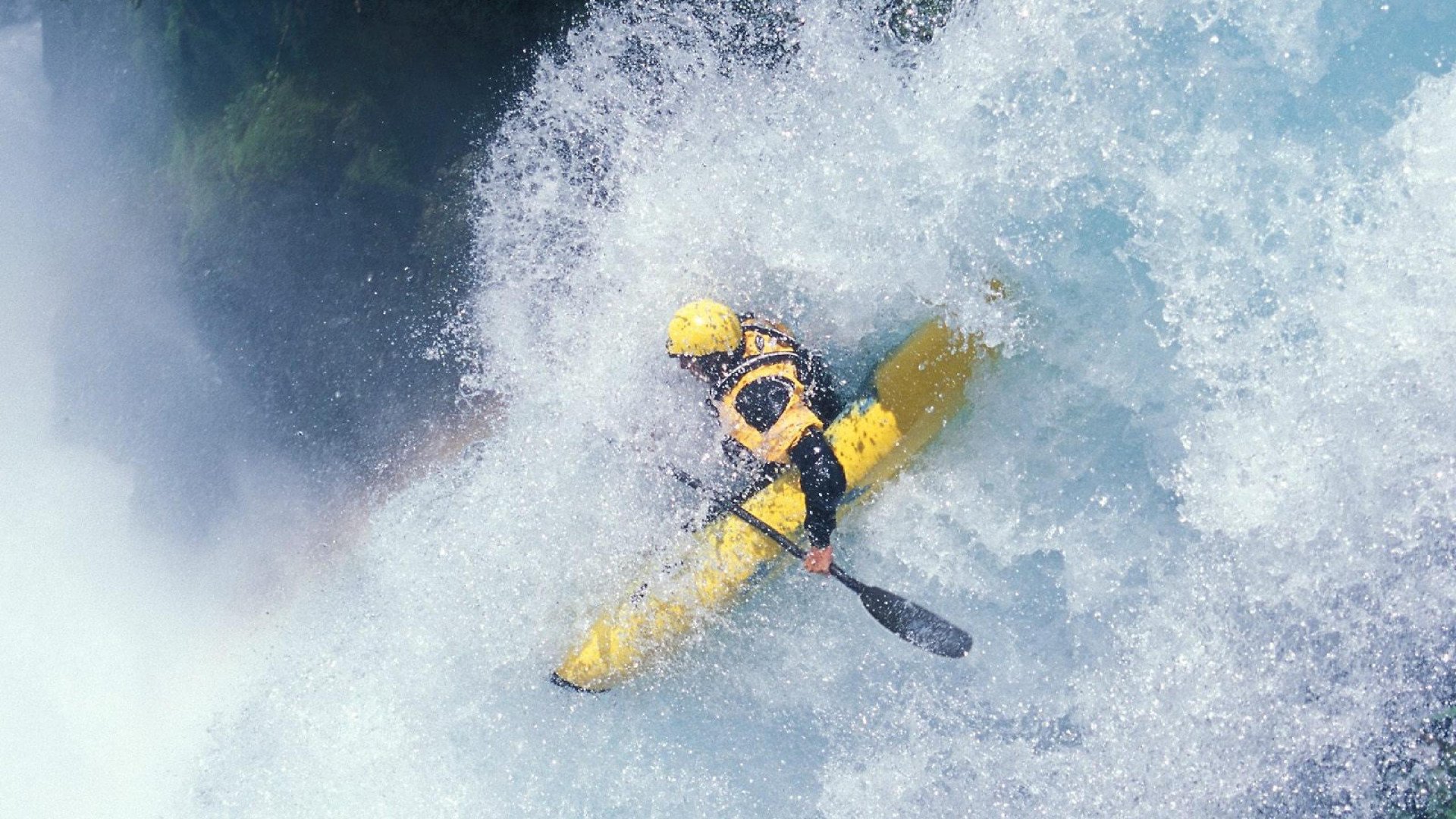 国防教育日高校军体运动会 升旗跑与障碍越野为核心项目